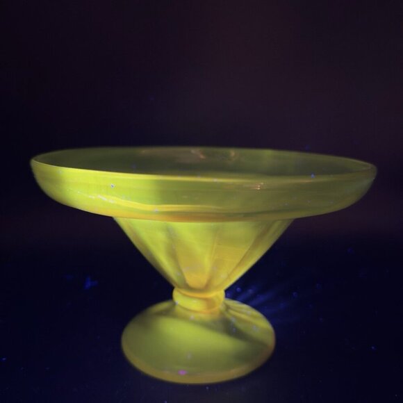 Mid Century Amethyst Footed Glass Bowl Manganese 365nm UV Glow Centerpiece Dish - Picture 4 of 13